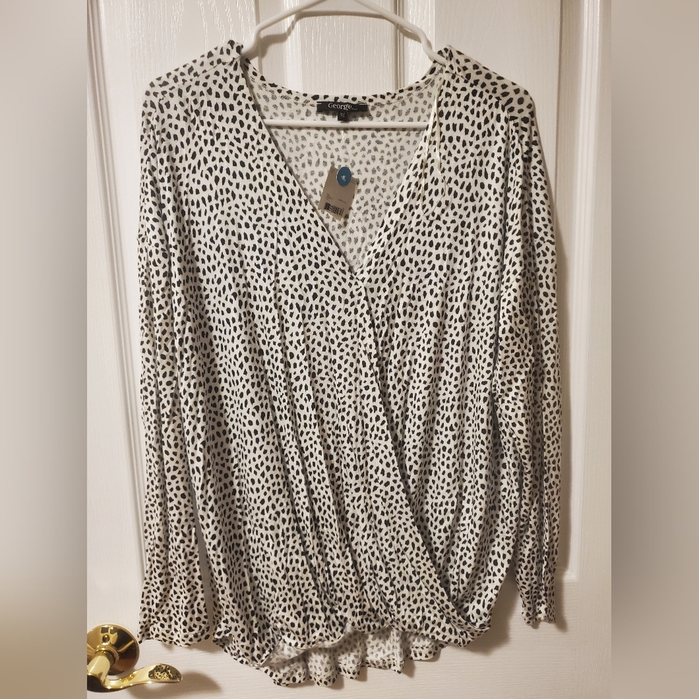 🔴 NWT White blouse with black dots